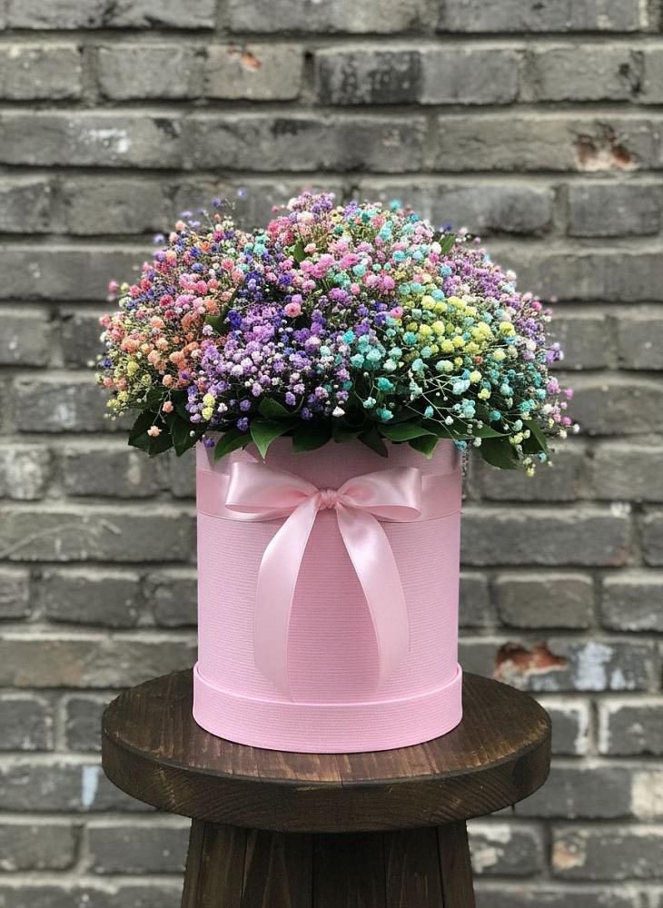 Цветочная композиция из Гипсофила и Розы в шляпной коробке в Немчиново