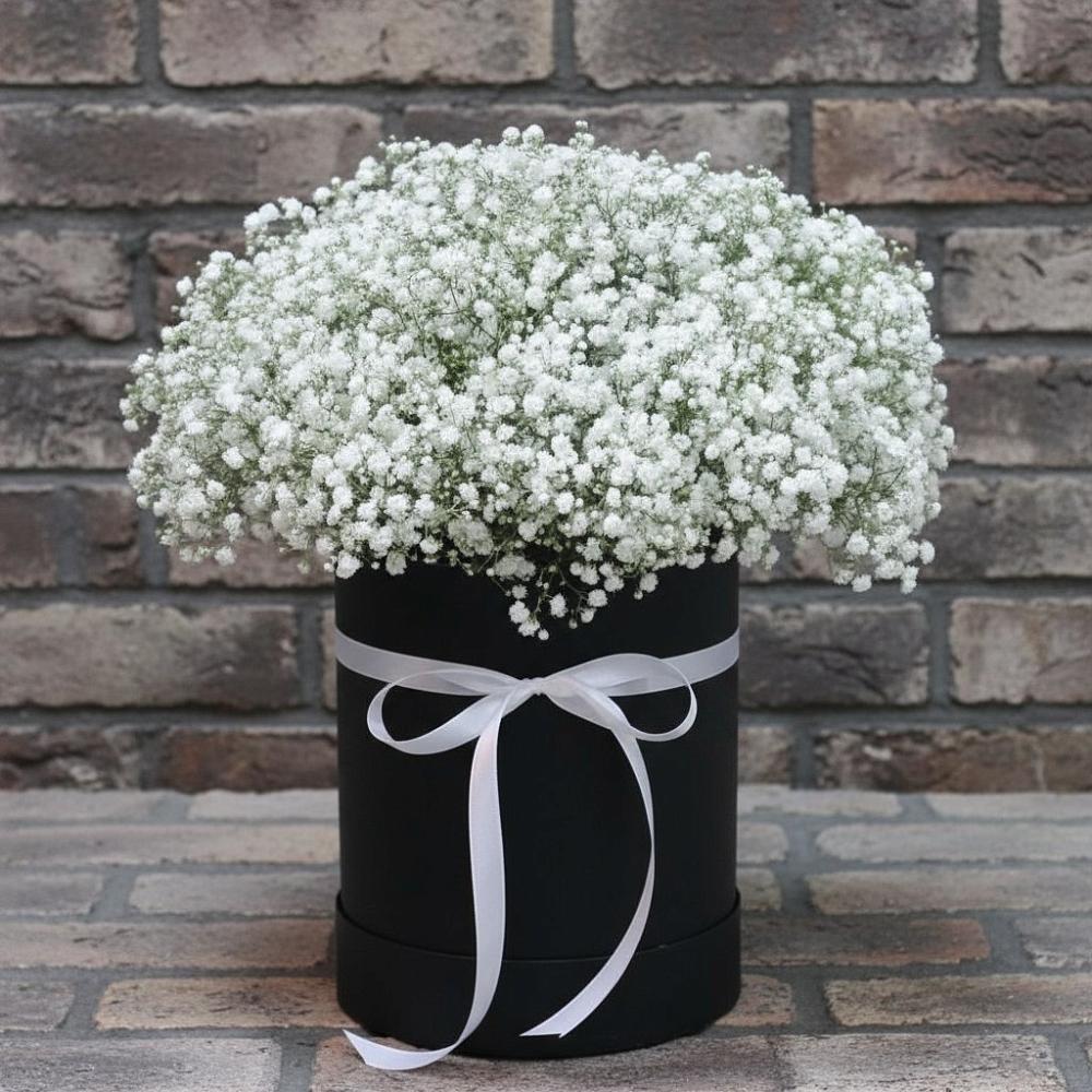 Цветочная композиция из Гипсофила в шляпной коробке в Немчиново