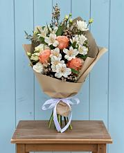 Букет цветов из:  Альстромерии, Лизиантусы, Розы и Хризантемы в Немчиново