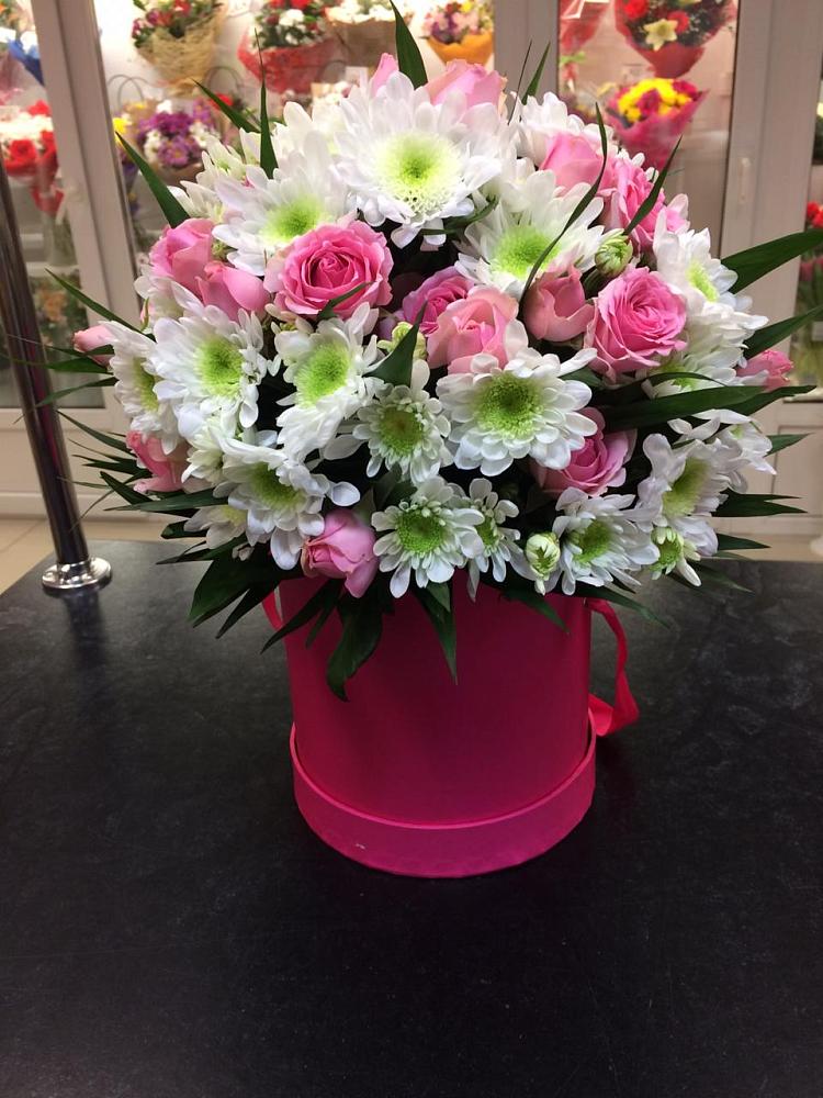 Цветочная композиция из Розы и Хризантемы в шляпной коробке в Немчиново