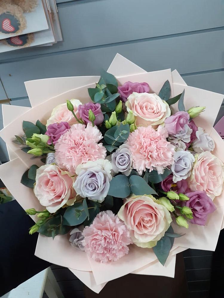 Букет цветов из: Розы, Гвоздики и Лизиантусы в Немчиново